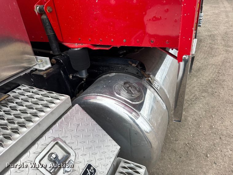 image for item EU6094 2009 Peterbilt 389 semi truck