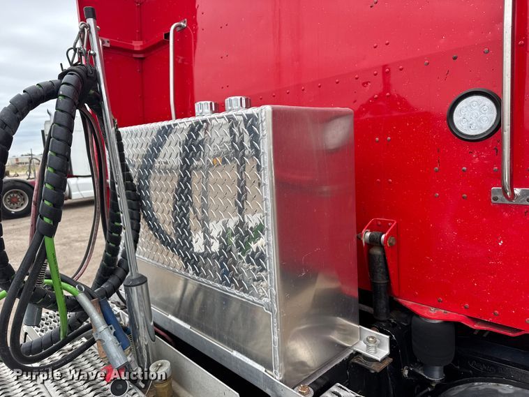 image for item EU6094 2009 Peterbilt 389 semi truck