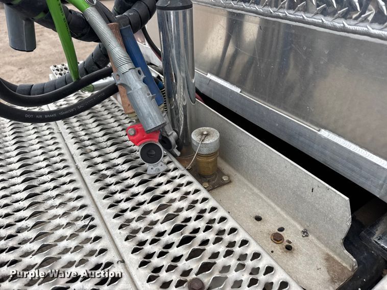 image for item EU6094 2009 Peterbilt 389 semi truck