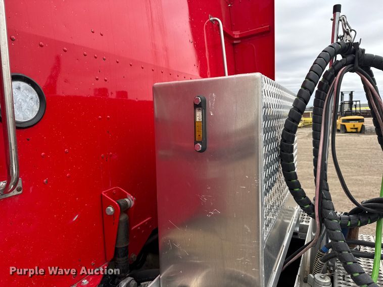 image for item EU6094 2009 Peterbilt 389 semi truck