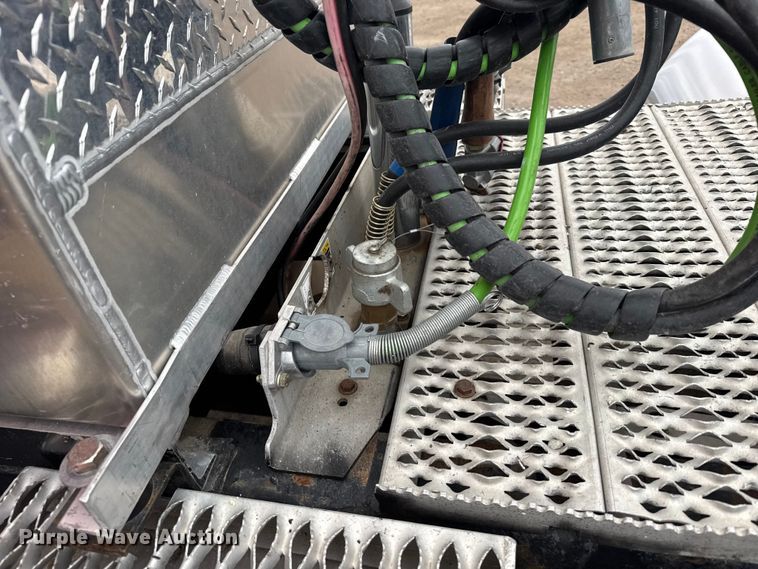 image for item EU6094 2009 Peterbilt 389 semi truck