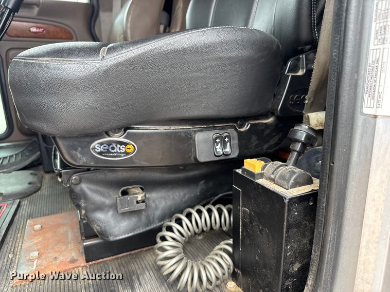 image for item EU6094 2009 Peterbilt 389 semi truck