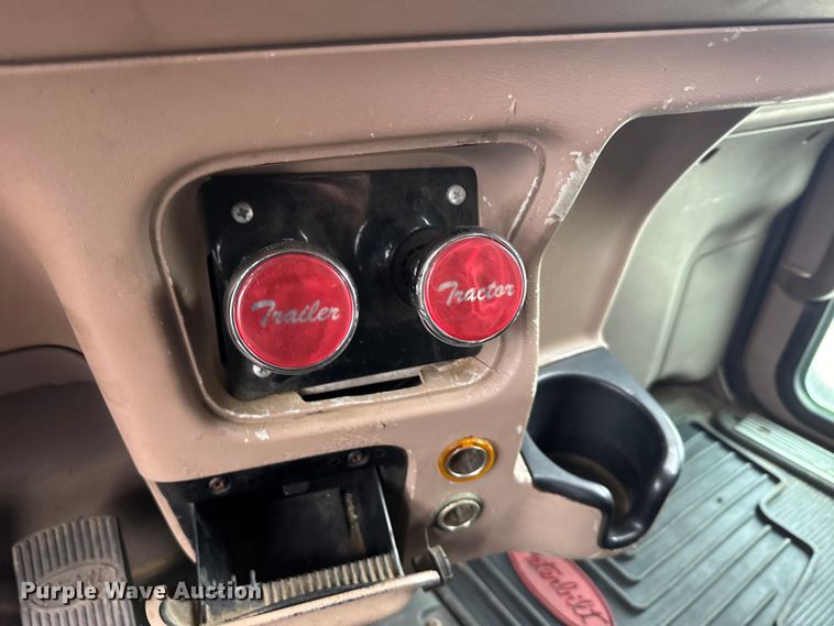 image for item EU6094 2009 Peterbilt 389 semi truck