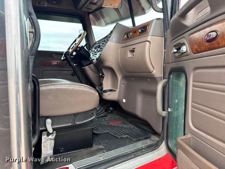 image for item EU6094 2009 Peterbilt 389 semi truck