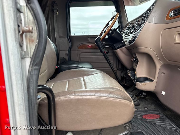 image for item EU6094 2009 Peterbilt 389 semi truck