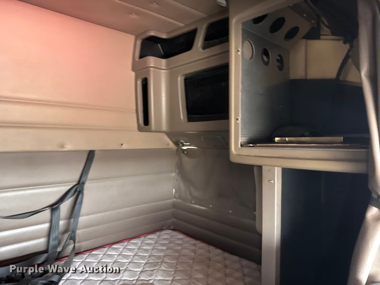 image for item EU6094 2009 Peterbilt 389 semi truck