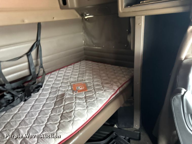 image for item EU6094 2009 Peterbilt 389 semi truck