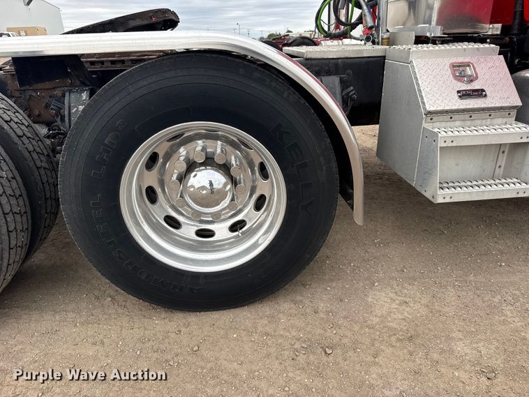 image for item EU6094 2009 Peterbilt 389 semi truck