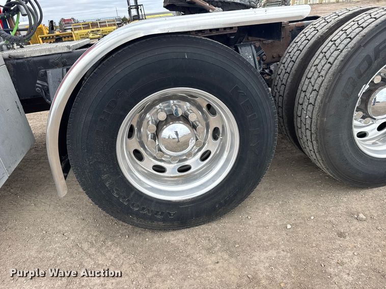 image for item EU6094 2009 Peterbilt 389 semi truck