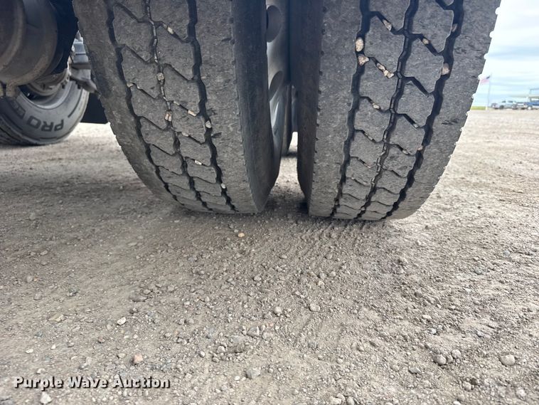 image for item EU6094 2009 Peterbilt 389 semi truck