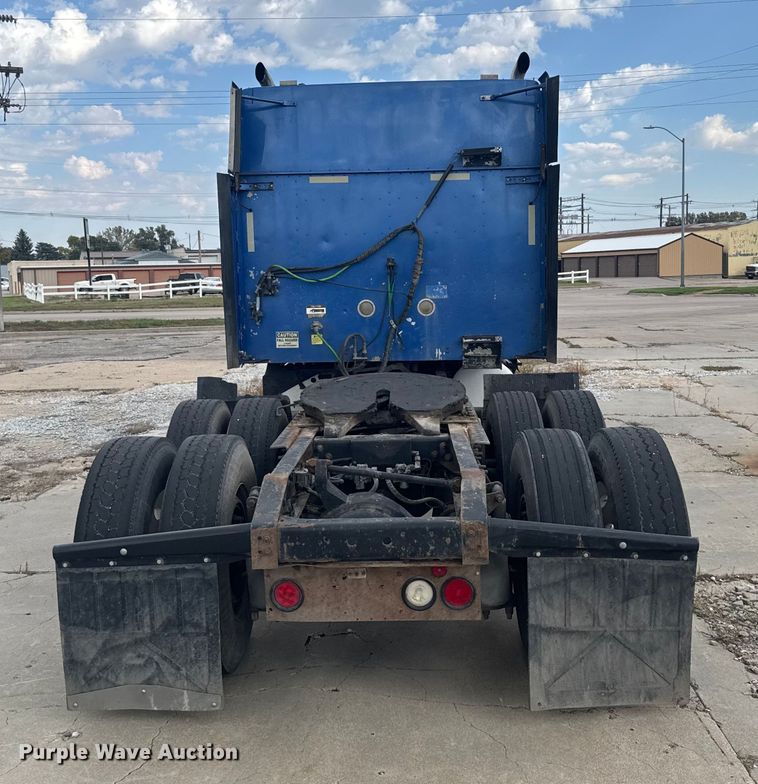 image for item EU6136 2006 International 9400i semi truck