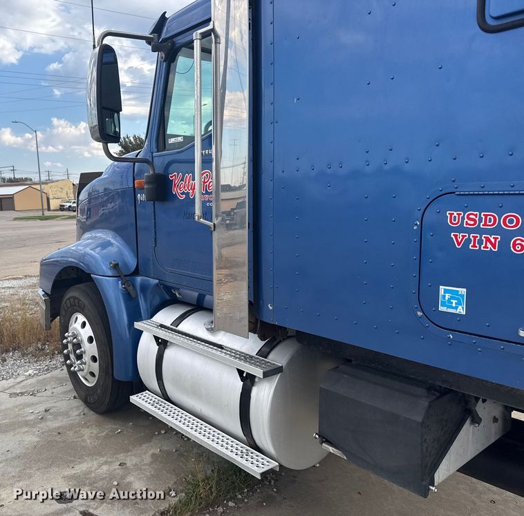 image for item EU6136 2006 International 9400i semi truck