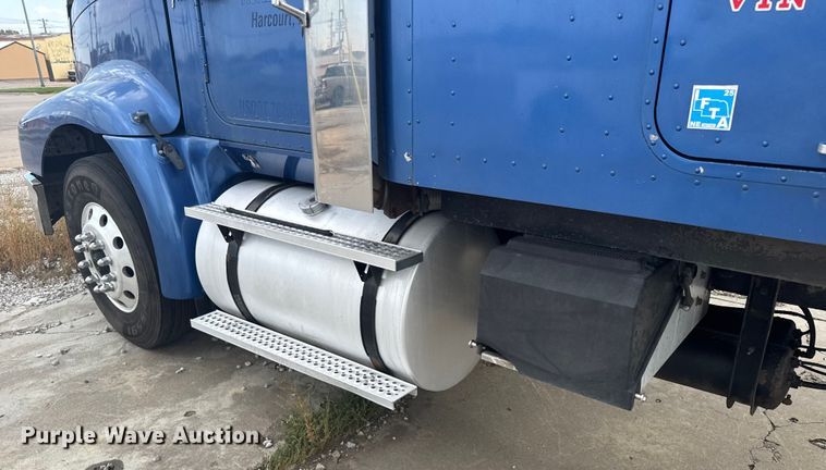 image for item EU6136 2006 International 9400i semi truck