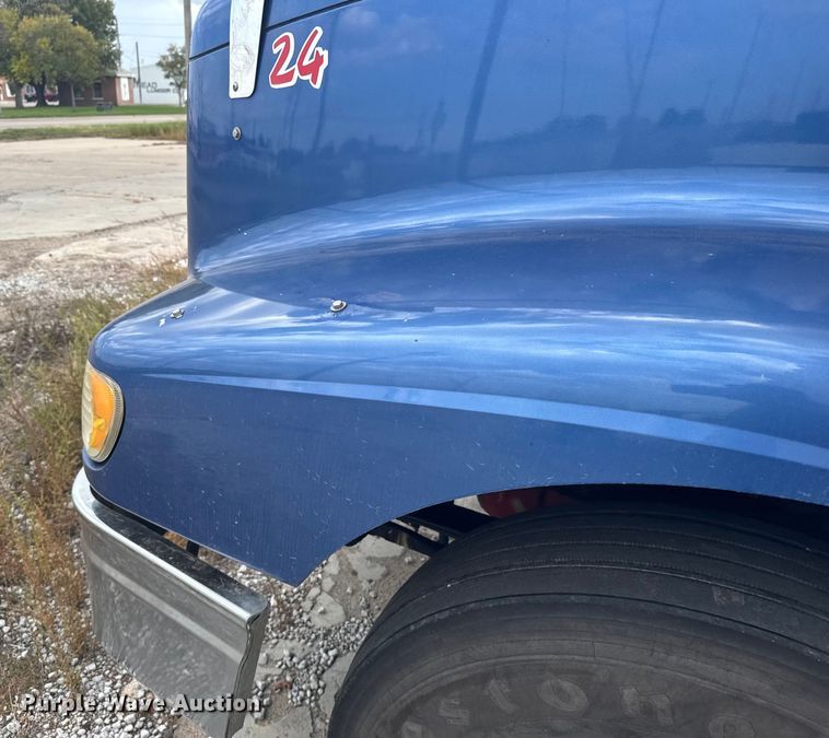 image for item EU6136 2006 International 9400i semi truck