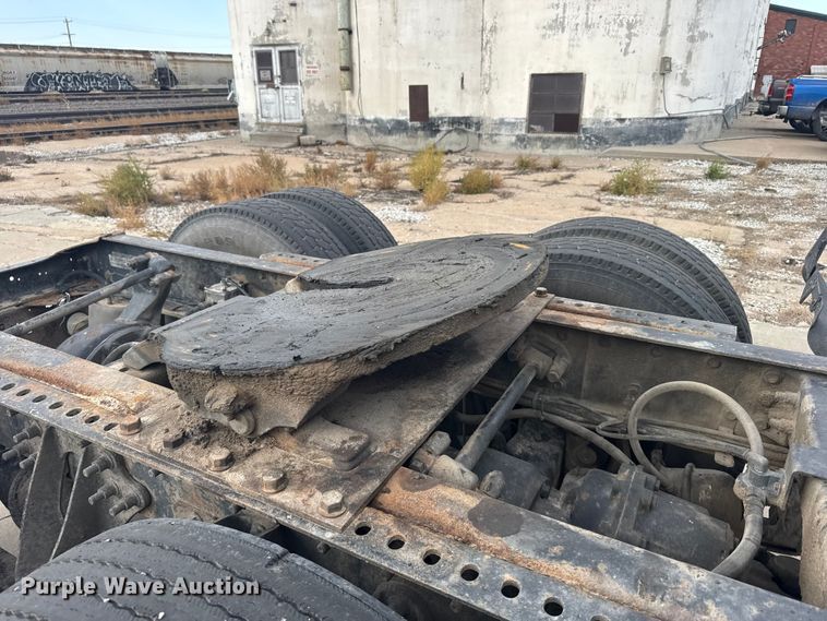 image for item EU6136 2006 International 9400i semi truck