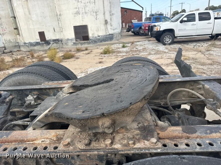 image for item EU6136 2006 International 9400i semi truck