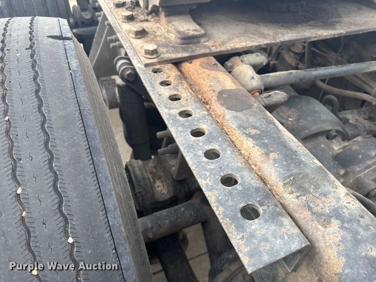 image for item EU6136 2006 International 9400i semi truck