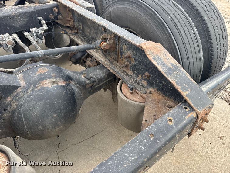 image for item EU6136 2006 International 9400i semi truck