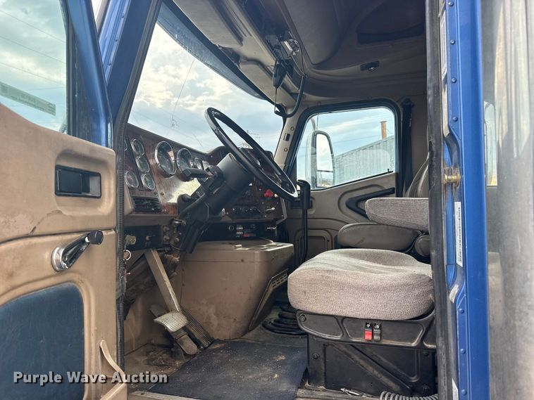 image for item EU6136 2006 International 9400i semi truck