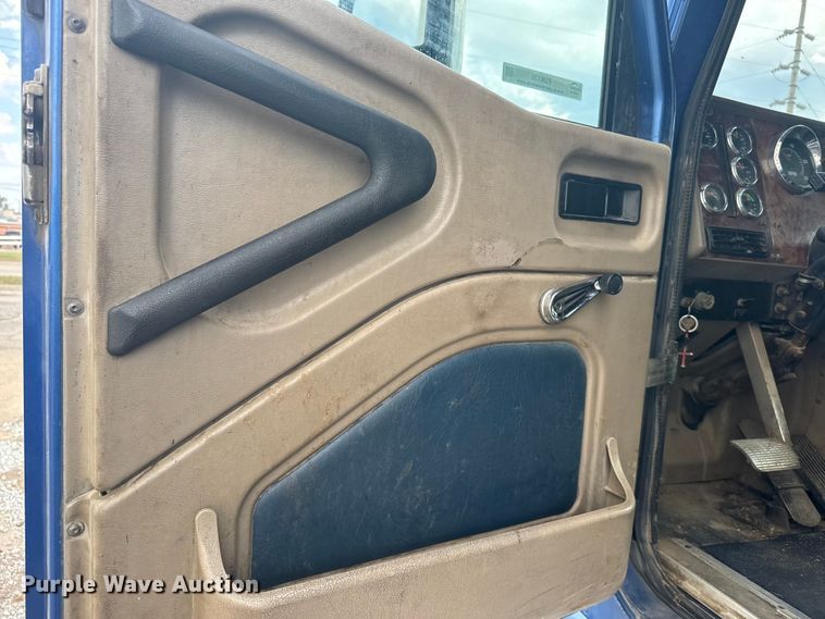 image for item EU6136 2006 International 9400i semi truck