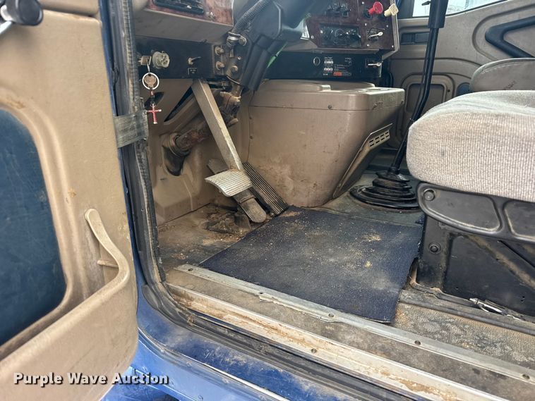 image for item EU6136 2006 International 9400i semi truck