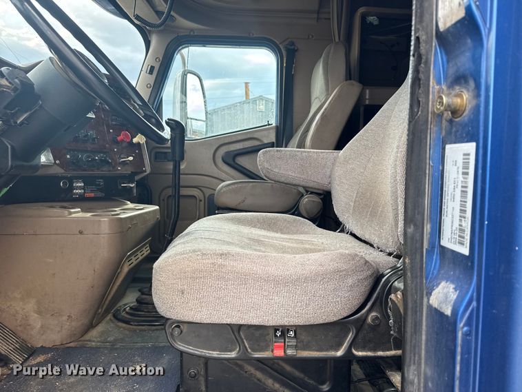 image for item EU6136 2006 International 9400i semi truck