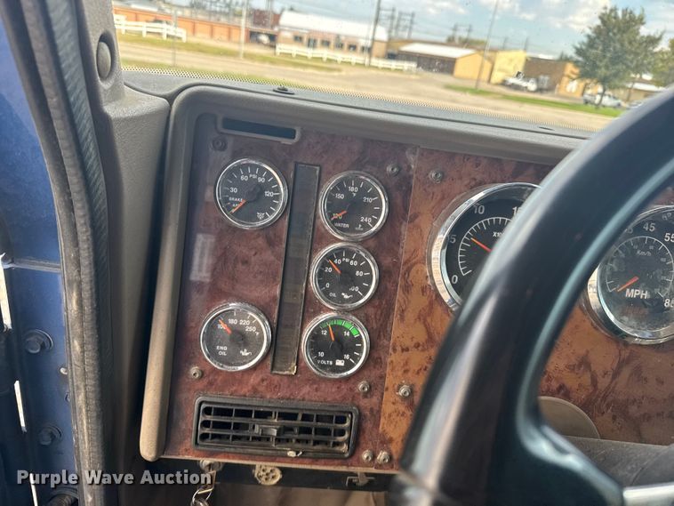 image for item EU6136 2006 International 9400i semi truck