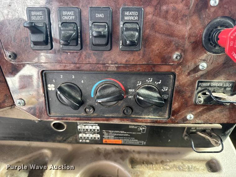 image for item EU6136 2006 International 9400i semi truck