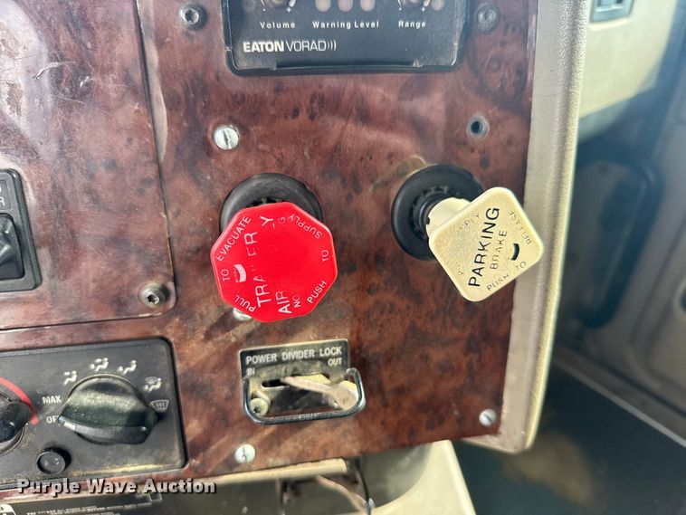 image for item EU6136 2006 International 9400i semi truck