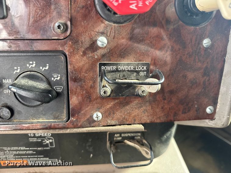 image for item EU6136 2006 International 9400i semi truck