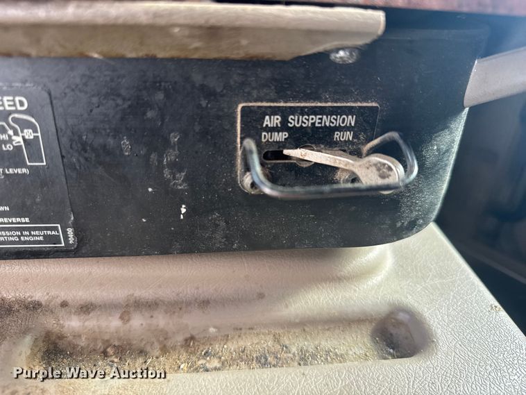 image for item EU6136 2006 International 9400i semi truck