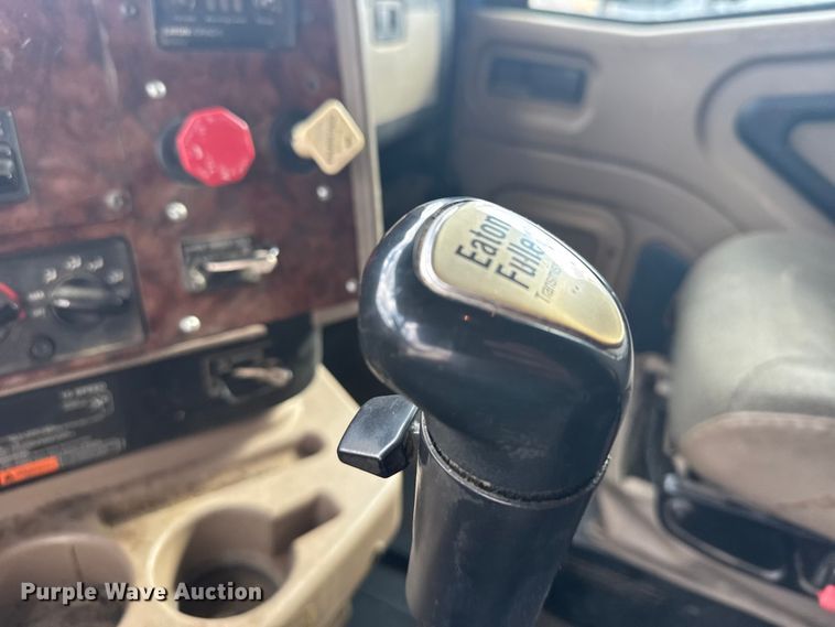 image for item EU6136 2006 International 9400i semi truck