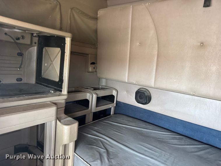 image for item EU6136 2006 International 9400i semi truck