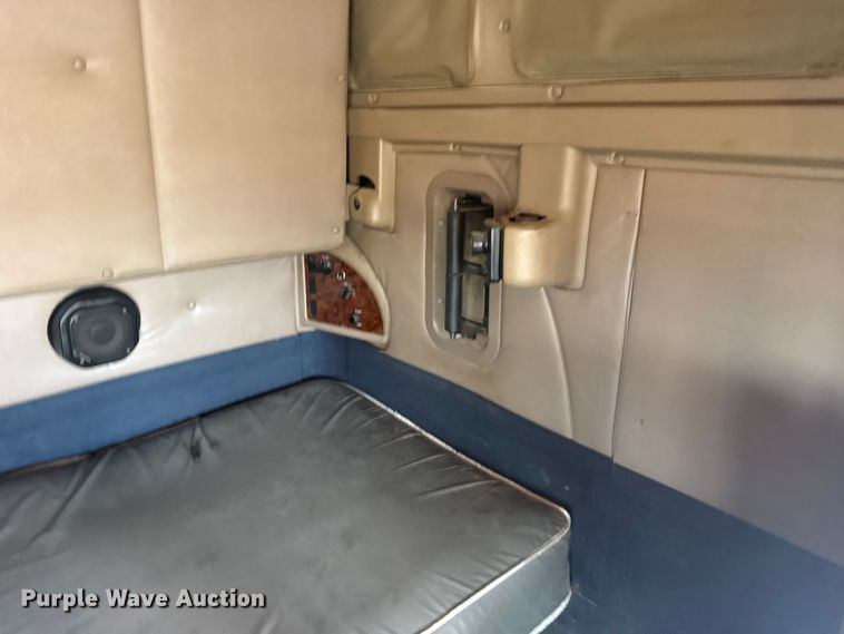 image for item EU6136 2006 International 9400i semi truck