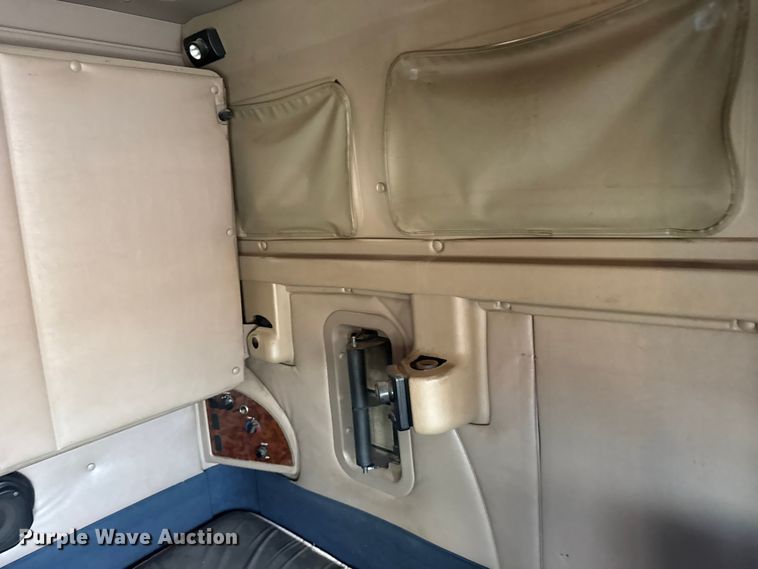 image for item EU6136 2006 International 9400i semi truck