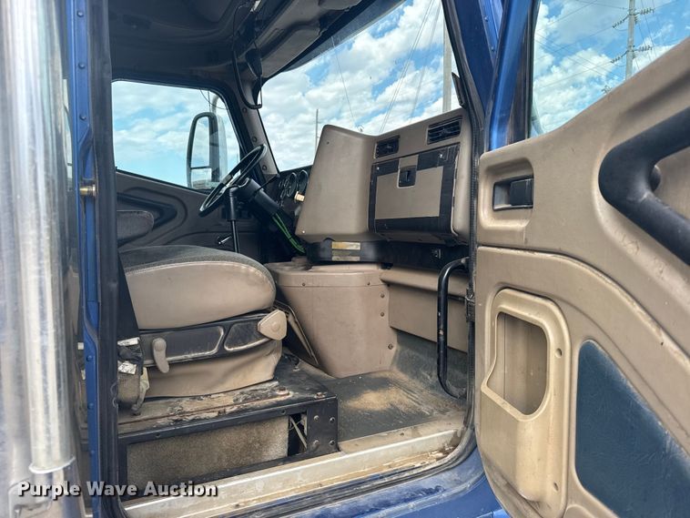 image for item EU6136 2006 International 9400i semi truck