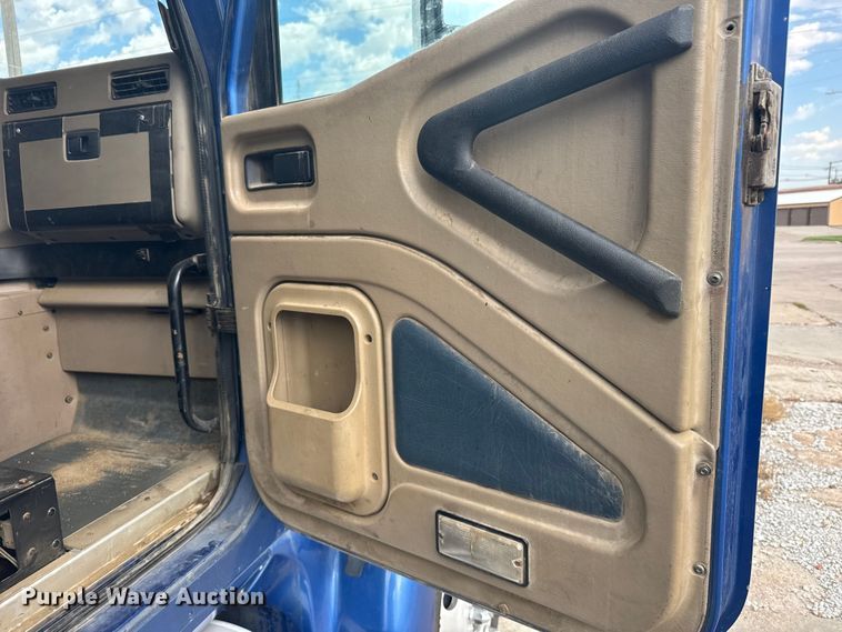 image for item EU6136 2006 International 9400i semi truck