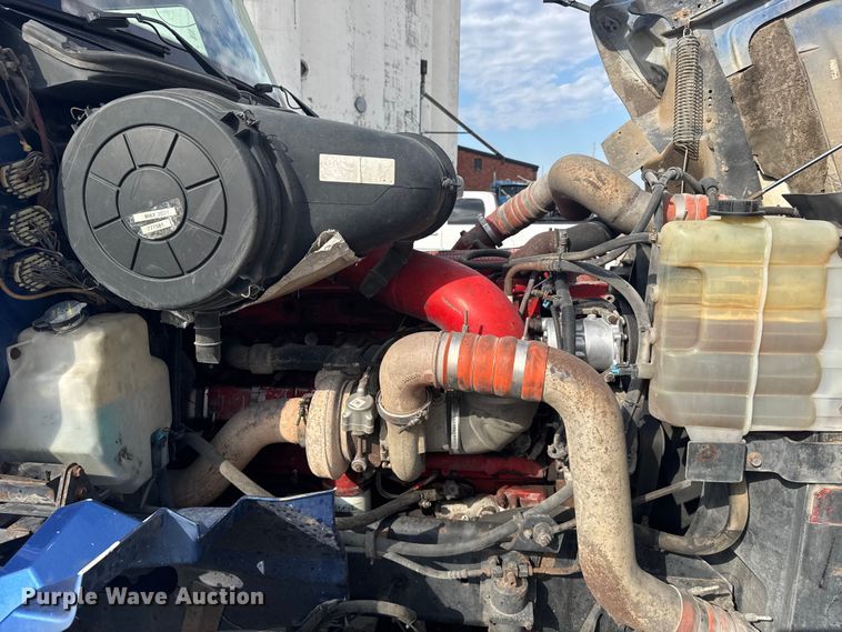 image for item EU6136 2006 International 9400i semi truck