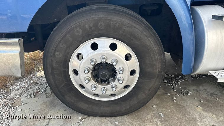 image for item EU6136 2006 International 9400i semi truck