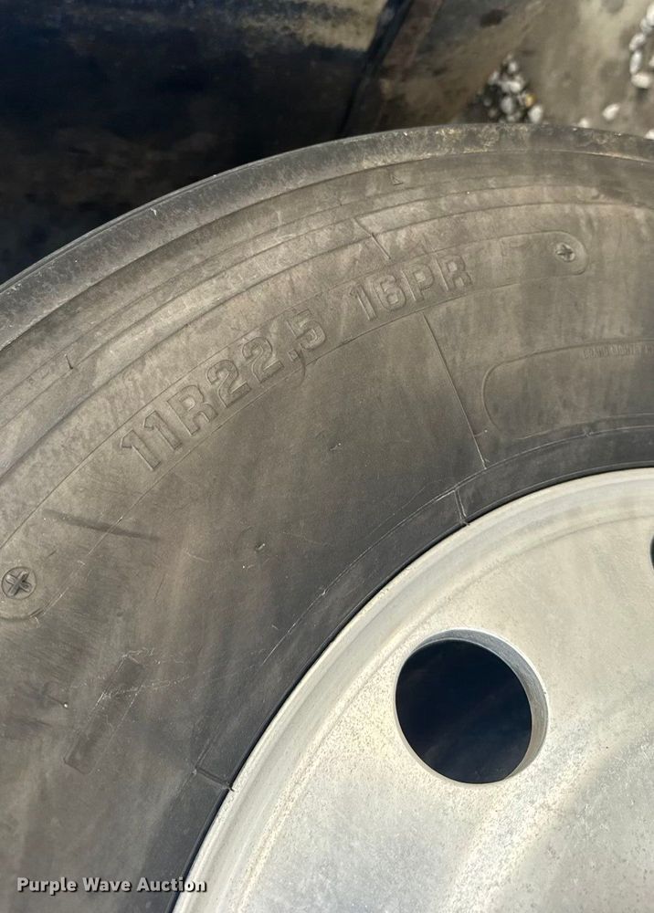 image for item EU6136 2006 International 9400i semi truck