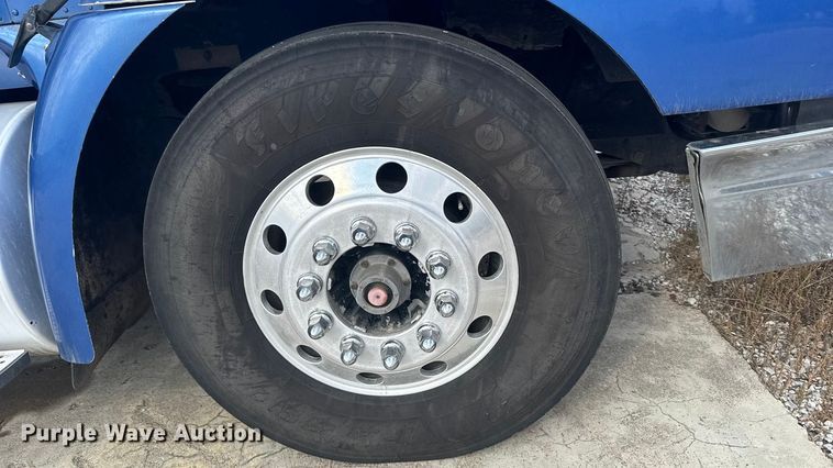 image for item EU6136 2006 International 9400i semi truck