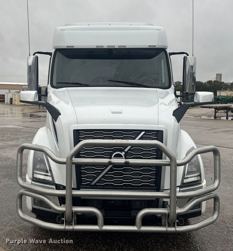 image for item EU6262 2021 Volvo VNL semi truck