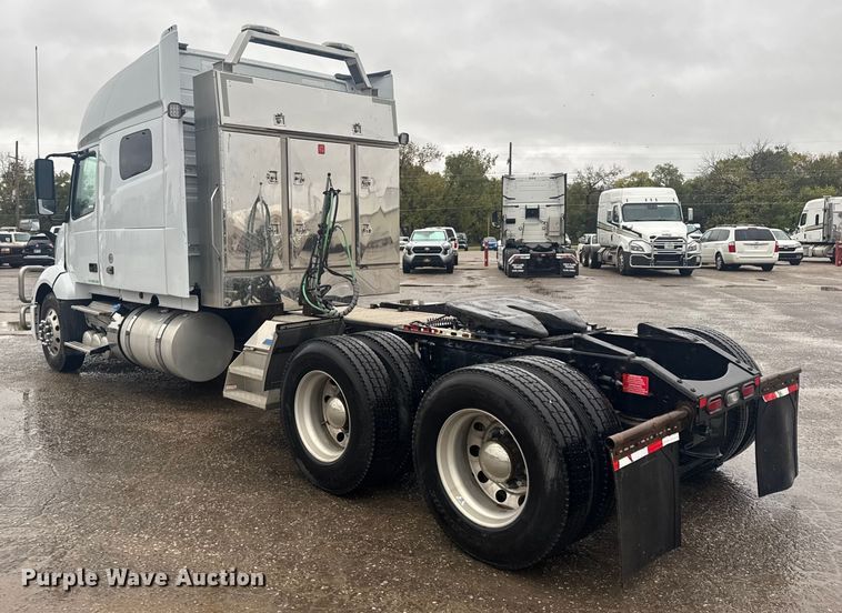 image for item EU6262 2021 Volvo VNL semi truck