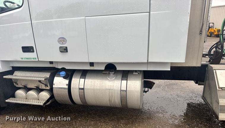 image for item EU6262 2021 Volvo VNL semi truck