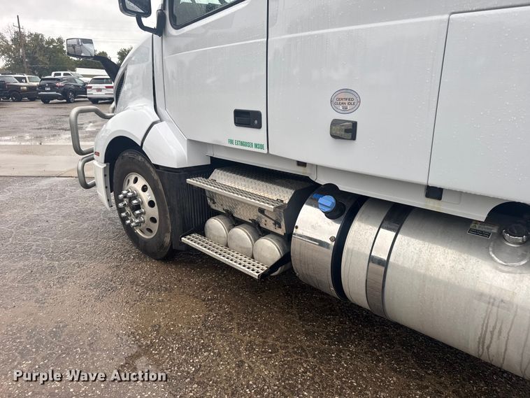 image for item EU6262 2021 Volvo VNL semi truck