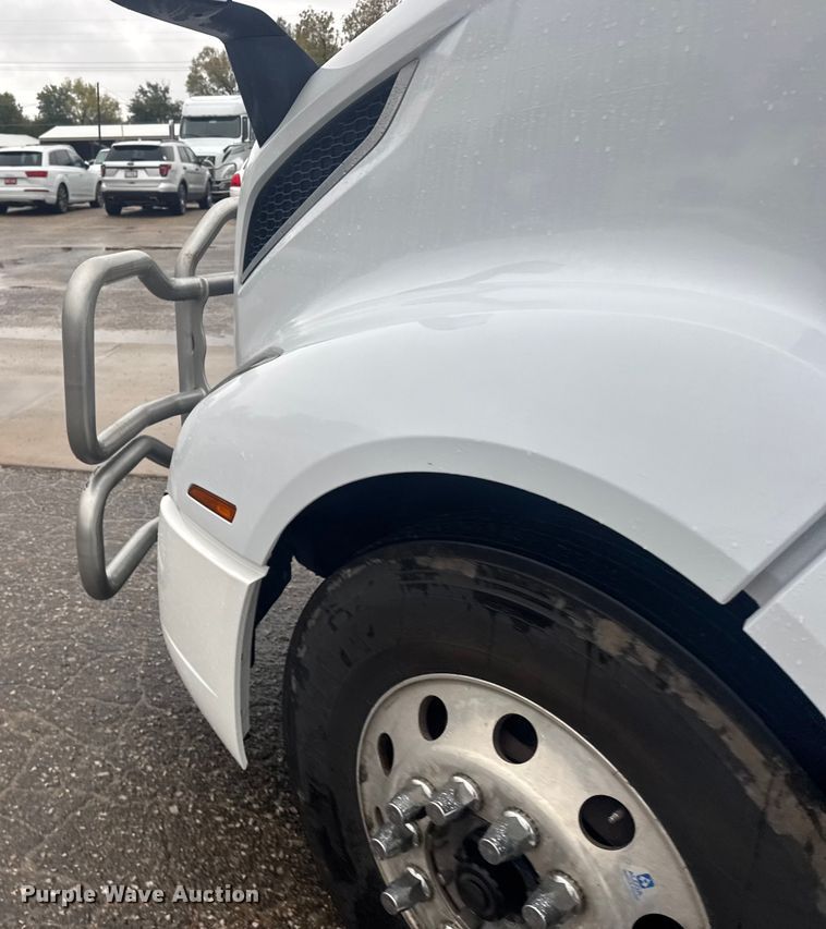 image for item EU6262 2021 Volvo VNL semi truck