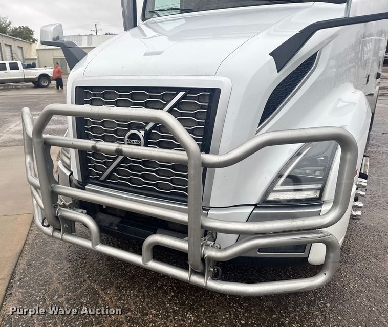 image for item EU6262 2021 Volvo VNL semi truck
