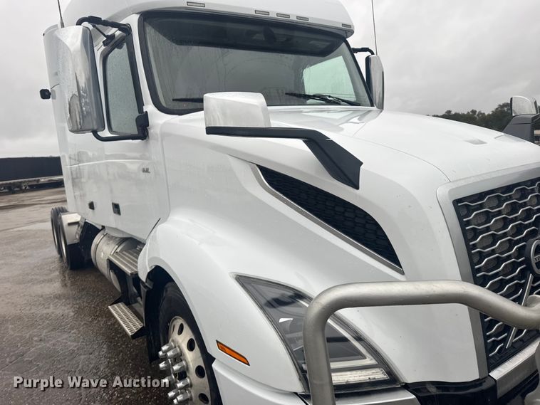 image for item EU6262 2021 Volvo VNL semi truck