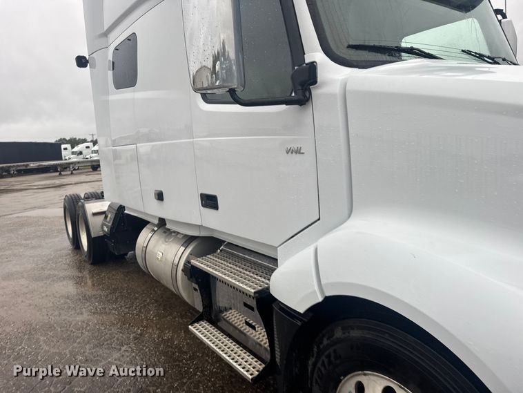 image for item EU6262 2021 Volvo VNL semi truck