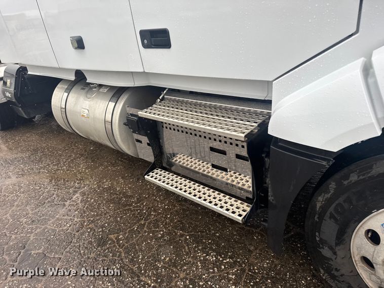 image for item EU6262 2021 Volvo VNL semi truck